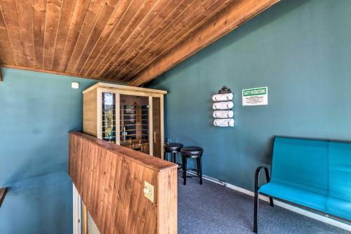 Grand Ruidoso Hideaway with Game Room and Hot Tub - image 9