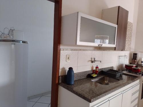 Kitchen, ECONOMICS- Amplo, Ventilado e Aconchegante in Jardim Nautilus