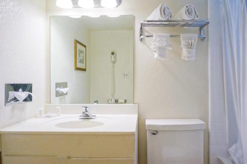 Bathroom, Windemere Hotel & Conference Center in Phoenix (AZ)
