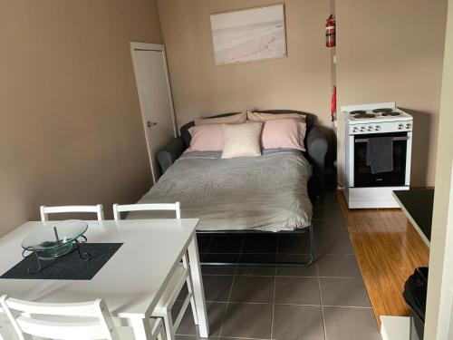 Cute & Cosy fully self contained Unit