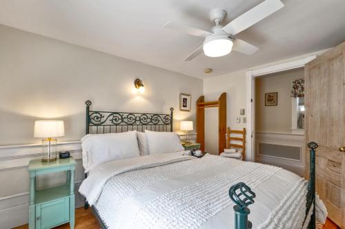 1 queen bed, 2 futon beds