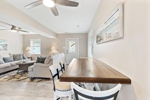 設施, Spectacular 3 BR Condo One Block to the Beach in 雙桅船市 (NJ)