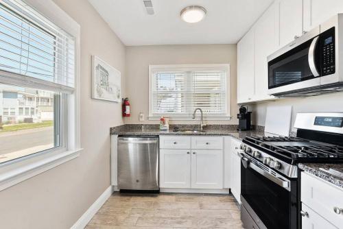 廚房, Spectacular 3 BR Condo One Block to the Beach in 雙桅船市 (NJ)