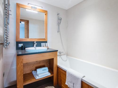 Chalet Landenoire · Ski-in/Ski-out · Sauna & Jacuzzi · Parking · WiFi · 8 Pers. - FR-1-344-777 near Cafe Snack
