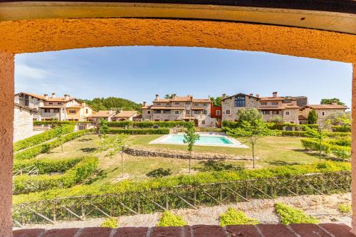 Bright Apt With Terrace and Shared Pool - Happy Rentals
