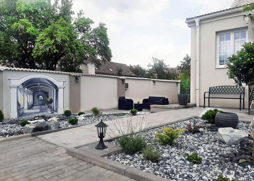 Kert, Rezidence 1923 in Kucharovice