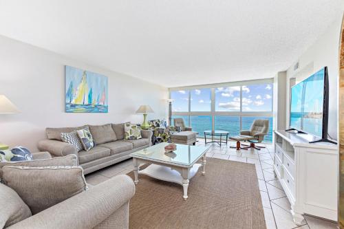 Beach-front Condo w Panoramic Gulf Views and Outdoor Pool