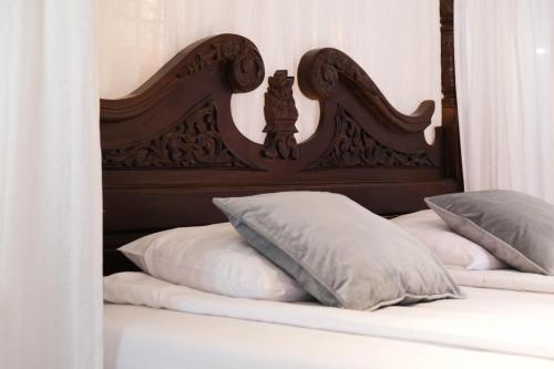 1 queen bed, 2 twin beds, 1 sofa bed