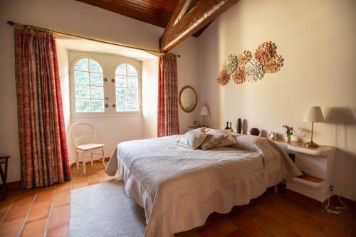 1 queen bed, 2 twin beds