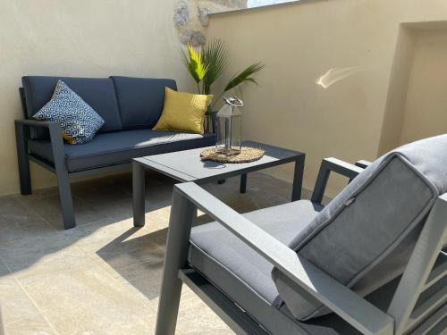 Belle maison en Pierre au bord du canal du midi gîte à louer Roubia