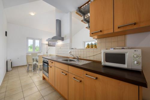 Konyha, Adria Apartments in Monterol