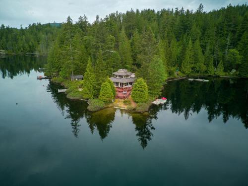 North Lake Waterfront Home - Egmont