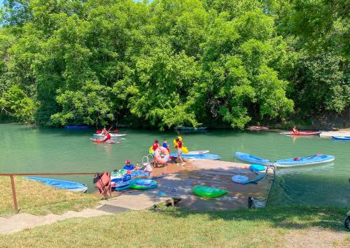 Geronimo Creek Retreat Glamping Cabin #5 - image 6