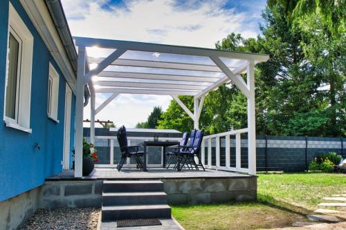 Erkély/terasz, Ferienhaus Waldgeflüster 70 QM I überdachte Terrasse I 2 Schlafzimmer I Strandnah (Ferienhaus Waldgefluster 70 QM I uberdachte Terrasse I 2 Schlafzimmer I Strandnah) in Joachimsthal