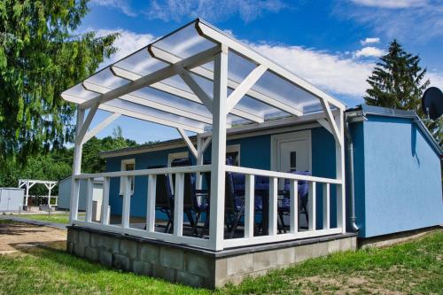 A szálláshely kívülről, Ferienhaus Waldgeflüster 70 QM I überdachte Terrasse I 2 Schlafzimmer I Strandnah (Ferienhaus Waldgefluster 70 QM I uberdachte Terrasse I 2 Schlafzimmer I Strandnah) in Joachimsthal
