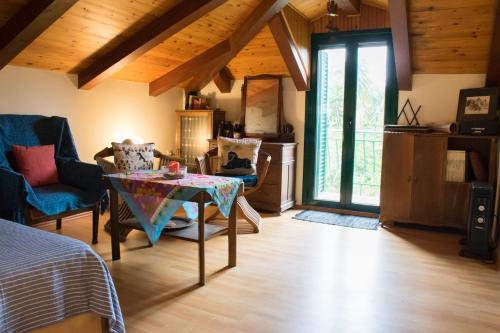 Vasilikos Lovely Woodhouse with Sea view in a Farm gîte à louer Vassilikos