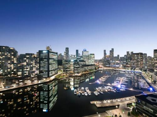 Lovely waterfront condo with swimming pool and gym in the heart of Docklands