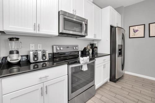 4 Bed townhome with Private Pool Near Disney! townhouse - image 2