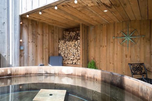 Hot tub, Gaia Lodge in Alstonfield
