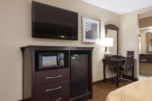 Quality Inn Magnolia - image 7