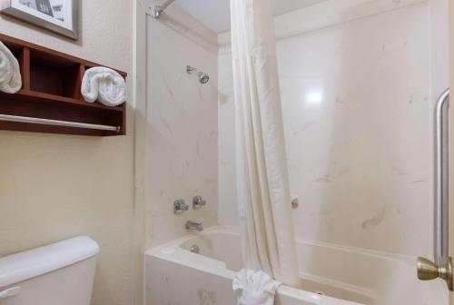 Quality Inn Magnolia - image 12