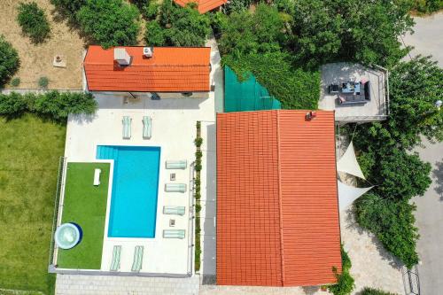 Home Away from home with outdoor pool, botanical garden and a beautiful sea view