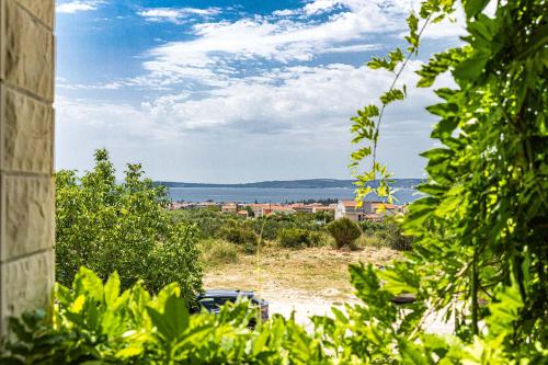 Home Away from home with outdoor pool, botanical garden and a beautiful sea view