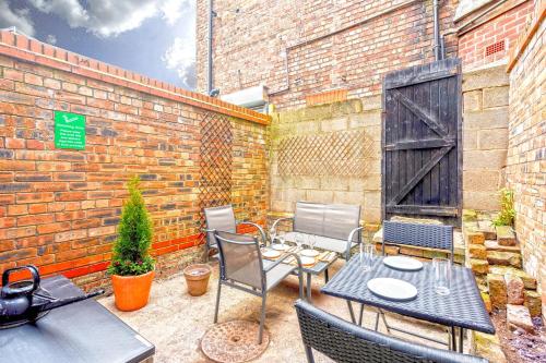 Garden, Spacious 5 Bed House, perfect for groups, great location near Liverpool Fried Chicken