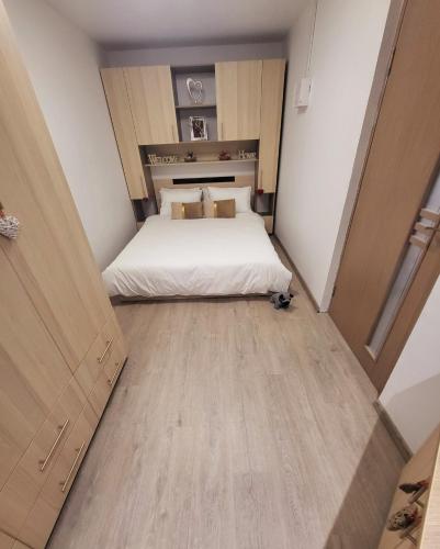 One-Bedroom Apartment image 4