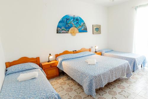 1 queen bed, 2 twin beds