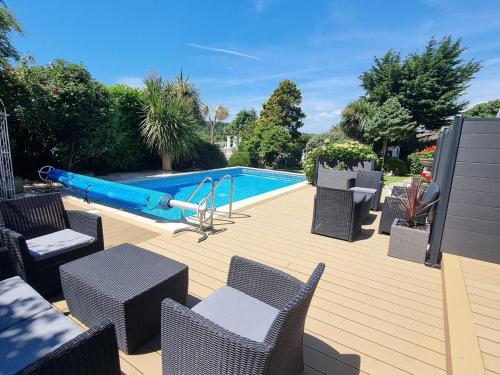 Beautiful apartment with private pool near Tenby