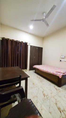 Private room with attached bathroom near Sahastradhara, Dehradun — Hotel in Dehradun