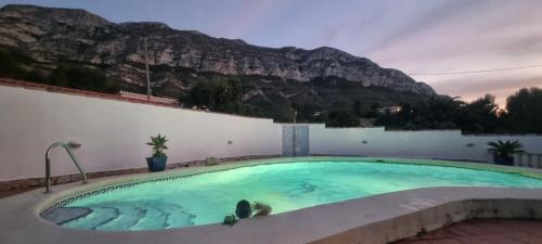 Agradable casa con piscina privada y jardin in Altomira