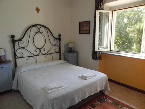 Double Room with Pool View image 5
