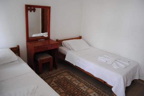 2 twin beds