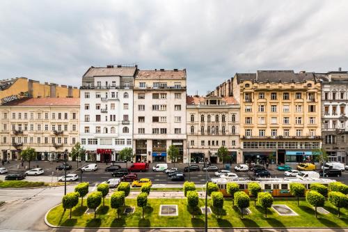 Golden Esthetic With Red Sofa Apartment - Budapest