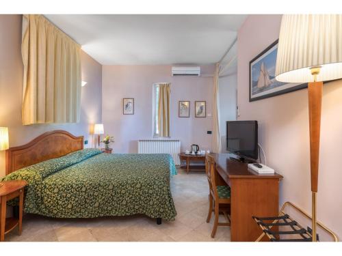 1 queen bed, 1 sofa bed