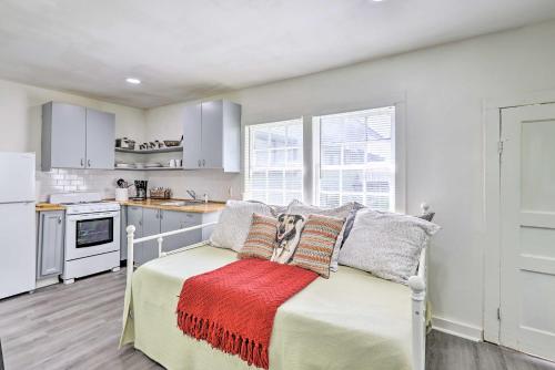 Quaint Leeds Studio with Yard about 18 Mi to Birmingham! in Leeds, USA