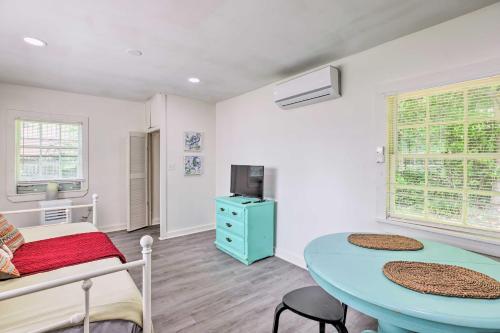 Quaint Leeds Studio with Yard about 18 Mi to Birmingham! in Leeds, USA