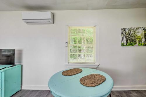 Quaint Leeds Studio with Yard about 18 Mi to Birmingham! in Leeds, USA