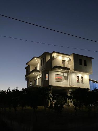 3 bedrooms, 8 beds