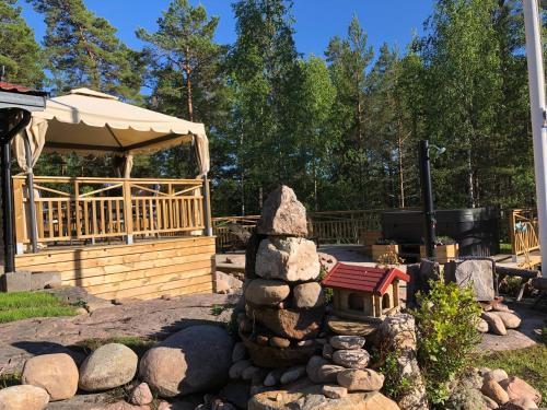 Timber cottages with jacuzzi and sauna near lake Vänern