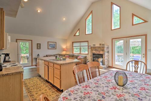 Lake Harmony Home with Hot Tub, Deck and Game Room in Lake Harmony, USA