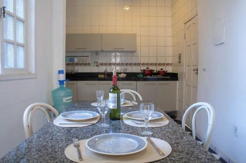 Kitchen, FAMILY Conheca Cabo Frio e Arraial do Cabo. in Jardim Nautilus