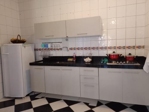Kitchen, FAMILY Conheca Cabo Frio e Arraial do Cabo. in Jardim Nautilus