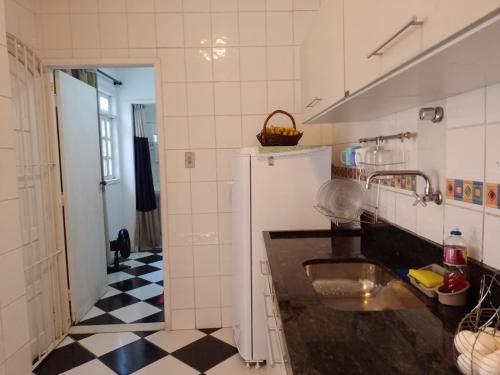 Kitchen, FAMILY Conheca Cabo Frio e Arraial do Cabo. in Jardim Nautilus
