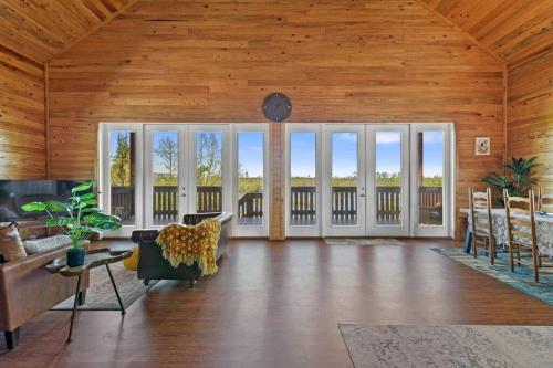 Fun fishing river cabin 23mi to beach with private dock 3BD 2BA in Other