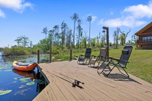 Fun fishing river cabin 23mi to beach with private dock 3BD 2BA in Other
