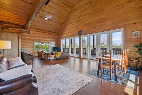 Fun fishing river cabin 23mi to beach with private dock 3BD 2BA in Other