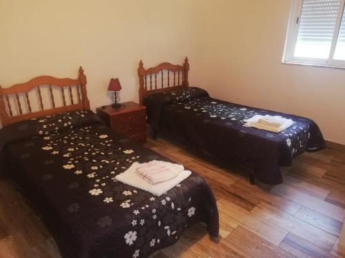 2 twin beds